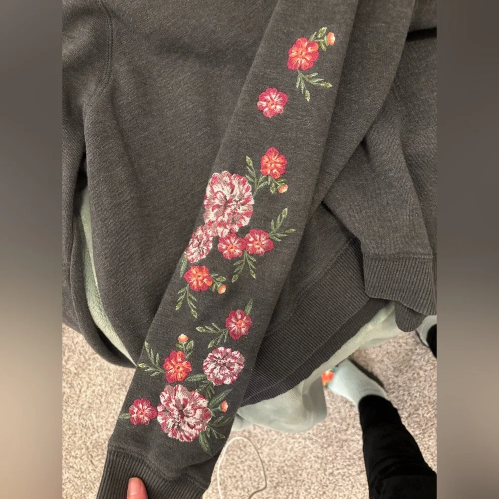 Aeropostale Gray Crewneck With Floral Embroidered Sleeves Womans Size Small - Picture 3 of 6